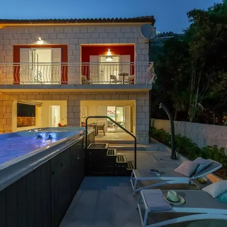 Luxurious With Private Pool فيلة