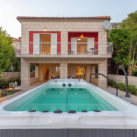 Luxurious With Private Pool *